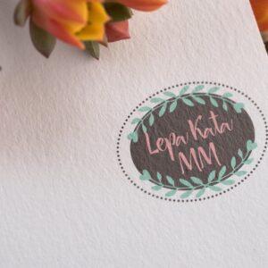 Dekoracija svadbe Čačak – Cvećara Lepa Kata MM nudi dekoraciju sale, stolova, cvetne aranžmane i kompletno uređenje venčanja.