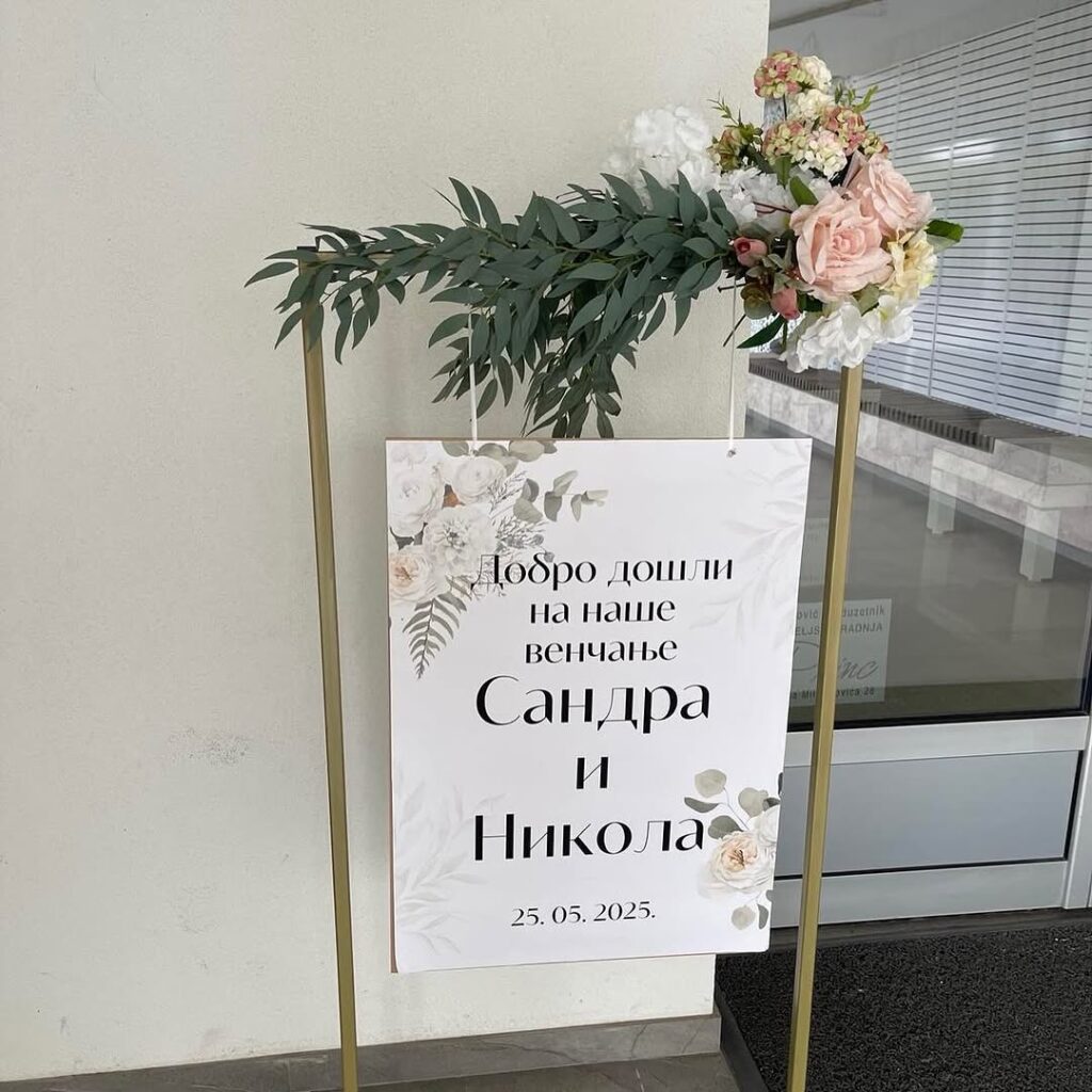 Tabla dobrodošlice za svadbu sa personalizovanim tekstom i dekoracijom