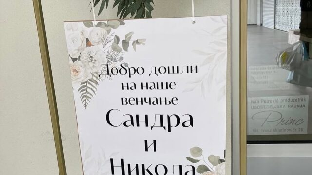 Elegantna tabla dobrodošlice sa cvetnom dekoracijom za venčanja i događaje