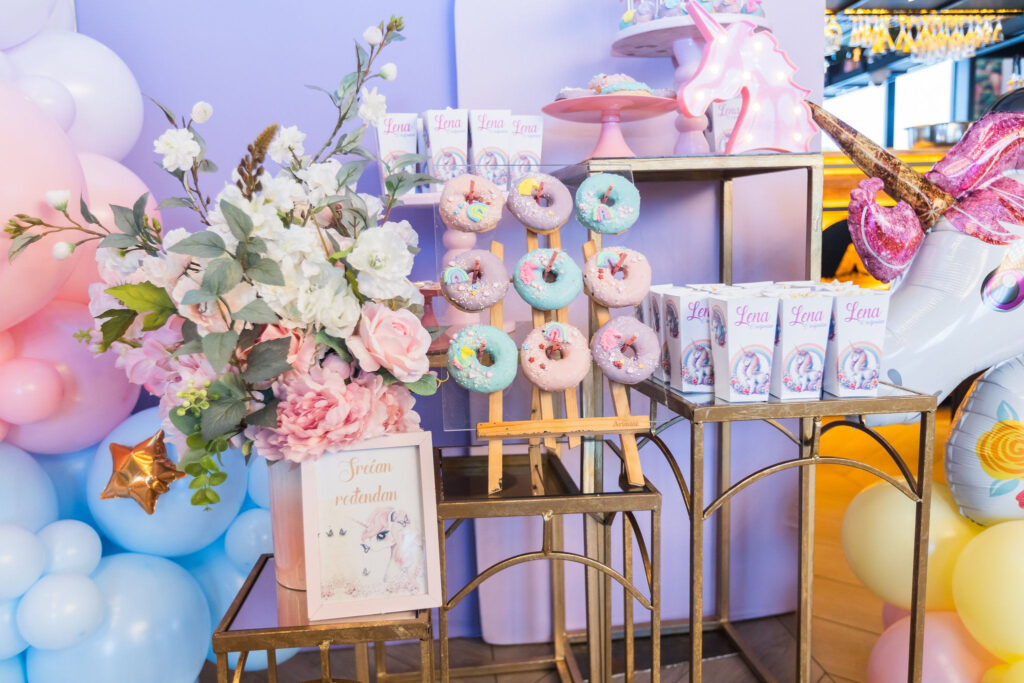 Slatki sto sa kolačićima, medenjacima i tortama – dekoracija za rođendane i proslave, profesionalno fotografisana