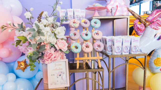 Slatki sto sa kolačićima, medenjacima i tortama – dekoracija za rođendane i proslave, profesionalno fotografisana