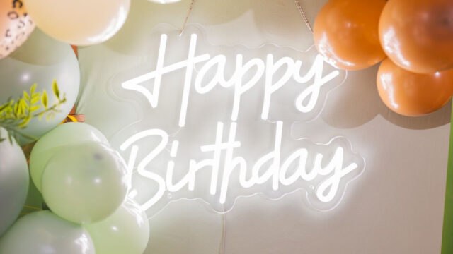 Profesionalni fotograf hvata detalje torti, balona i slatkiša.