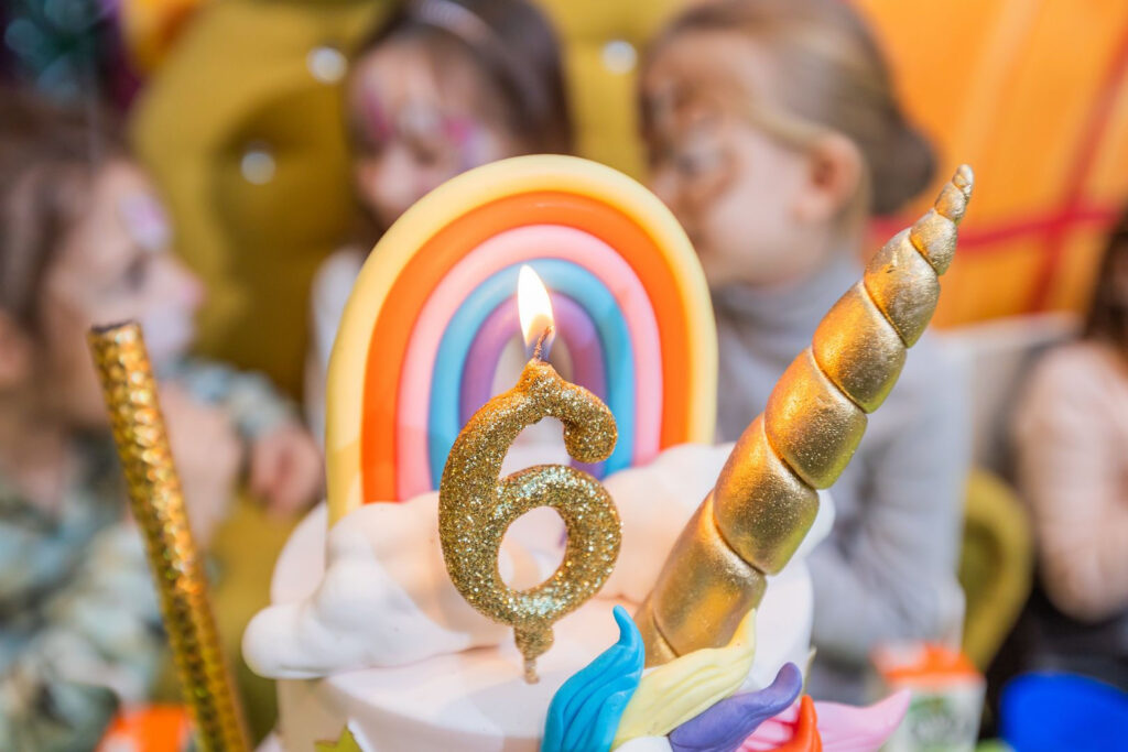 Fotografija rođendanske torte sa detaljima dekoracije – profesionalno fotografisanje rođendana i proslave