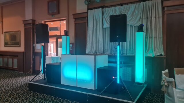 Dj za proslave za ozvučenjem i rasvetom