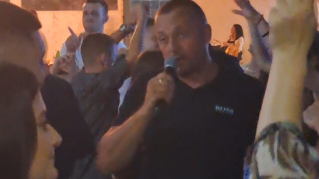 Vlada i Bend – pevač Vlada nastupa uživo na veselju, izvodi narodnu muziku.