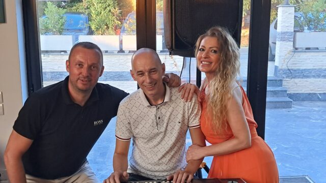 Vlada i Bend – Vlada, pevačica i klavijaturista sviraju uživo i zabavljaju goste na svadbi.