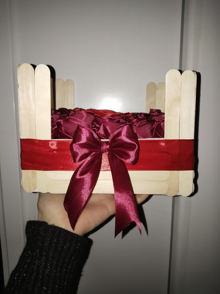 Crvene satenske ruže, ručno rađene sa ljubavlju – idealan poklon ili dekoracija za svadbe, rođendane i proslave