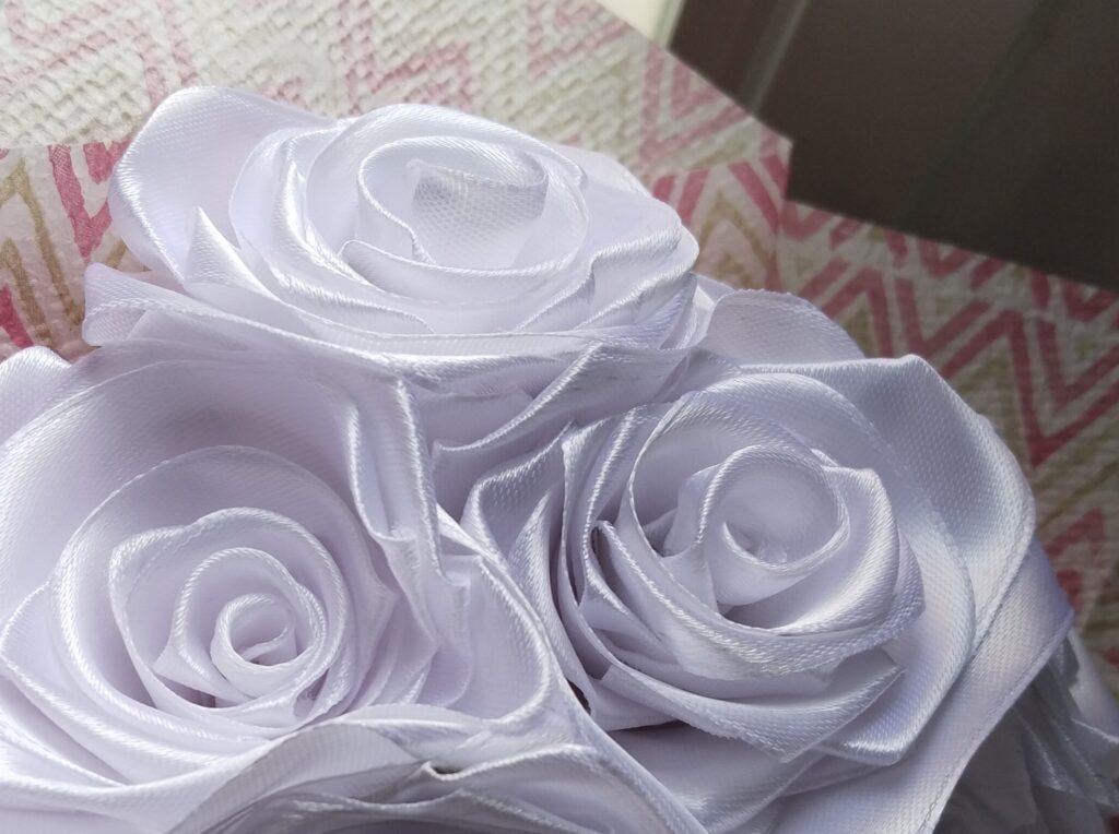 Bele satenske ruže, ručno rađene sa pažnjom – elegantan aranžman i idealan poklon za svadbe, rođendane i proslave