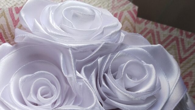 Bele satenske ruže, ručno rađene sa pažnjom – elegantan aranžman i idealan poklon za svadbe, rođendane i proslave