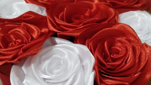 Belo-crvene satenske ruže, ručno rađene – elegantan aranžman i savršen poklon za svadbe, rođendane i sve vrste proslava