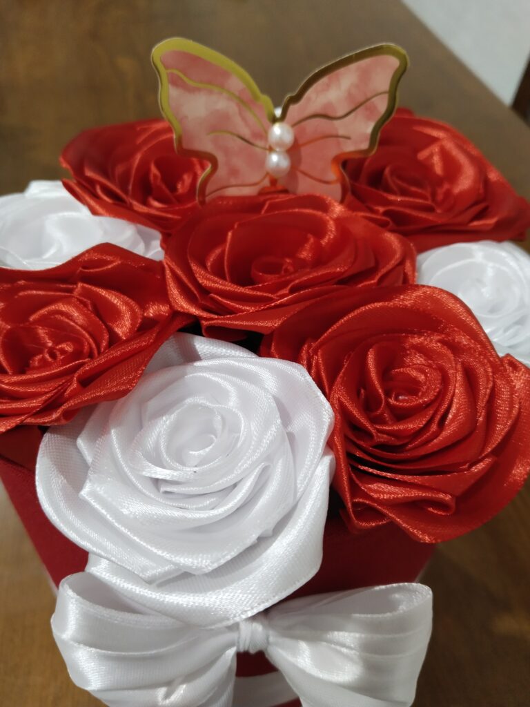 Belo-crvene satenske ruže, ručno rađene – elegantan aranžman i savršen poklon za svadbe, rođendane i sve vrste proslava