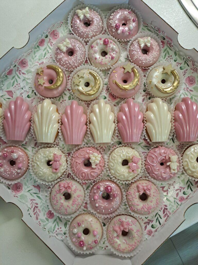 Mafini, čiz čašice, madeleine i čoko čašice za slatki sto