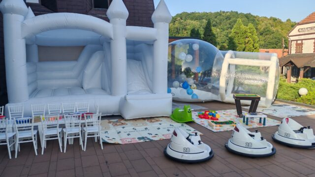 Beli Dvorac na naduvavanje sa dodatnom opremom za iznajmljivanje