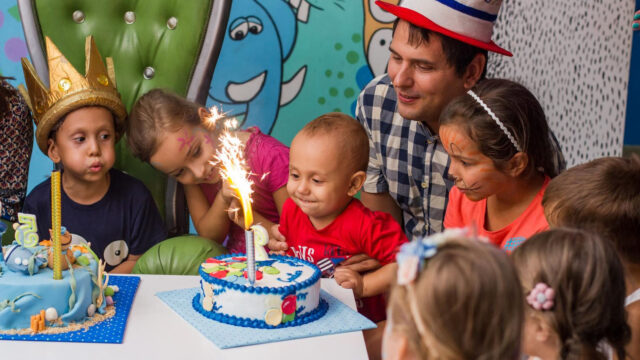 Deca duvaju svećice na rođendanskoj torti – uhvaćeni spontani trenuci i emocije sa profesionalnog fotografisanja rođendana