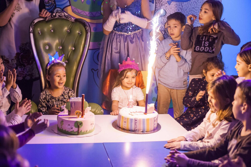 Rođendanska torta sa svećicama i dekoracijom, spremna za proslavu – uhvaćeni detalji i atmosfera slavlja