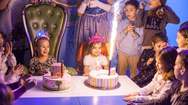 Rođendanska torta sa svećicama i dekoracijom, spremna za proslavu – uhvaćeni detalji i atmosfera slavlja