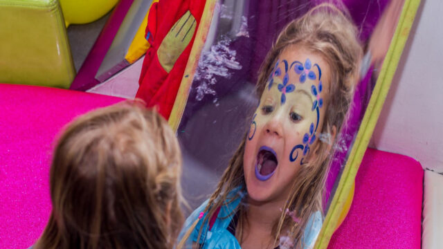 Dečiji smeh i igre zabeleženi u prirodnim, spontanih trenucima.
