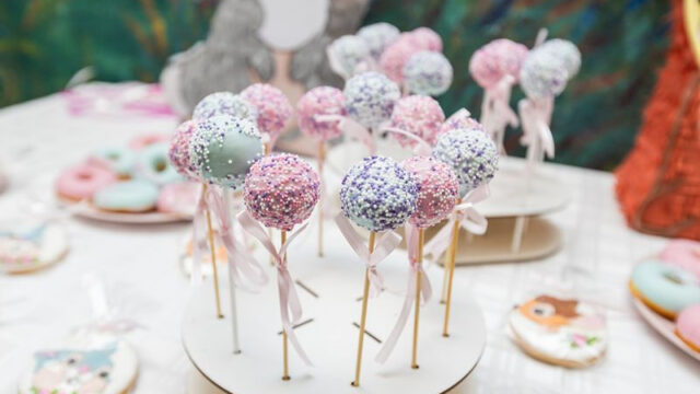 Detalj dekoracije i rođendanske torte fotografisan izbliza.