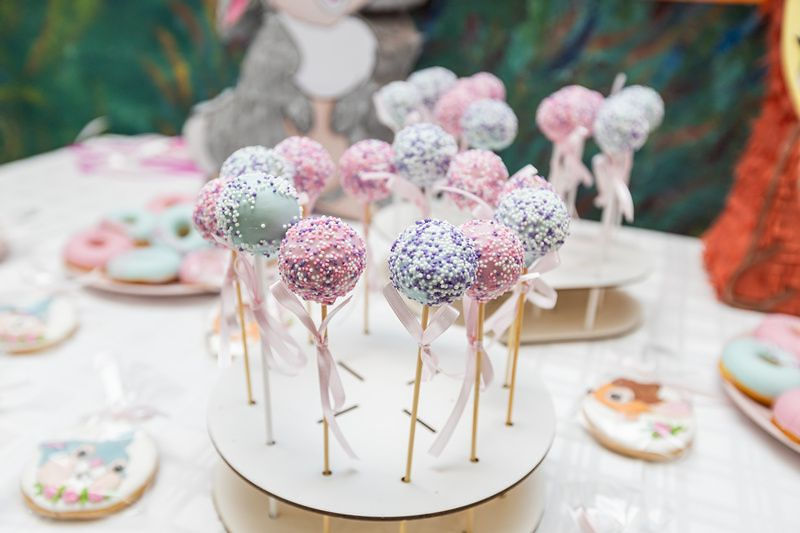 Detalj dekoracije i rođendanske torte fotografisan izbliza.