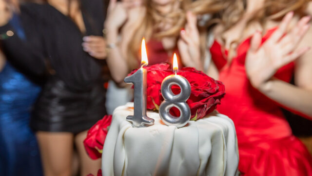 moderna-torta-za-punoletstvo-slikano-na-proslavi-beograd