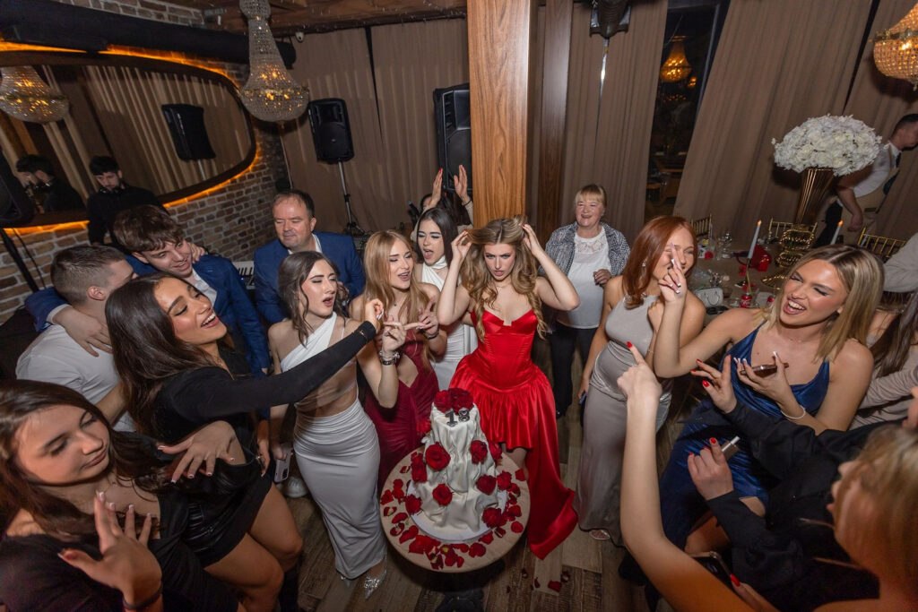 ekipa-na-punoletstvu-fotografisanje-gostiju-u-restoranu