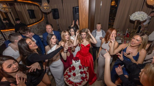 ekipa-na-punoletstvu-fotografisanje-gostiju-u-restoranu