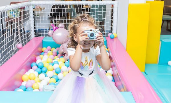 Profesionalni fotograf zabeležava spontanu radost i osmehe na rođendanskoj proslavi.