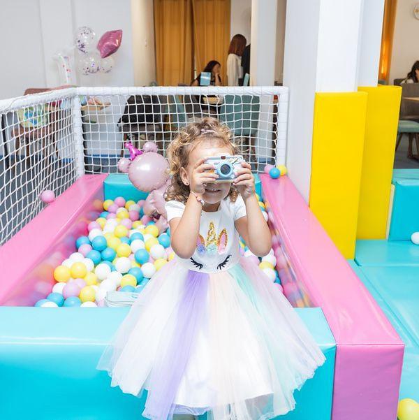 Profesionalni fotograf zabeležava spontanu radost i osmehe na rođendanskoj proslavi.