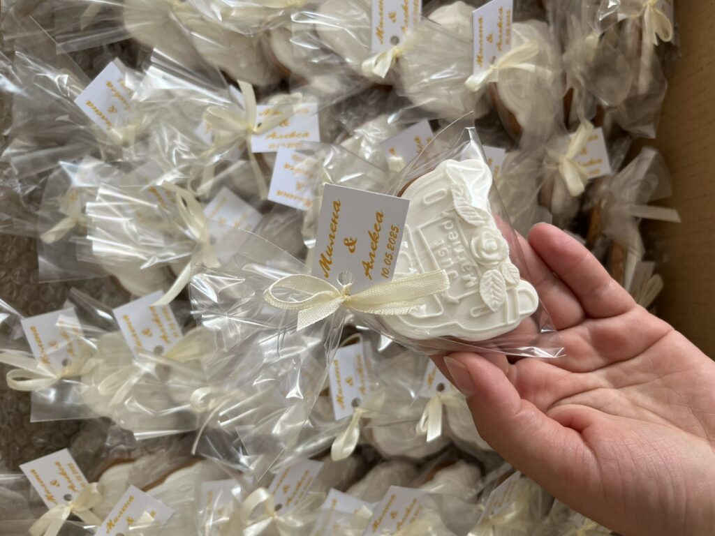 Poklon pakovanje personalizovanih medenjaka – ručno rađeni kolačići idealni za svadbe, krštenja i rođendane – Sweet biscuits