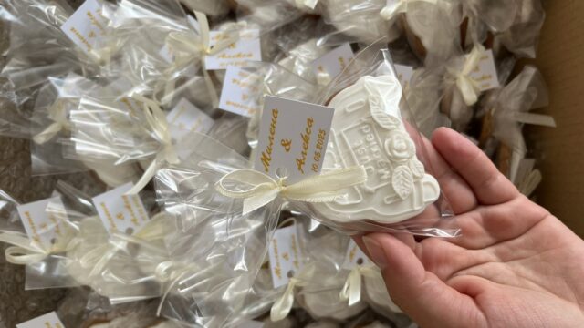 Poklon pakovanje personalizovanih medenjaka – ručno rađeni kolačići idealni za svadbe, krštenja i rođendane – Sweet biscuits