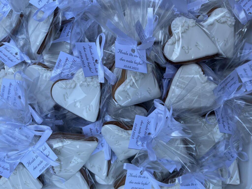 Sweet biscuits – ručno rađeni personalizovani medenjaci sa imenima i dekoracijom, savršeni kao poklon za goste na proslavama