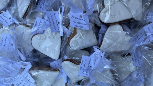 Sweet biscuits – ručno rađeni personalizovani medenjaci sa imenima i dekoracijom, savršeni kao poklon za goste na proslavama