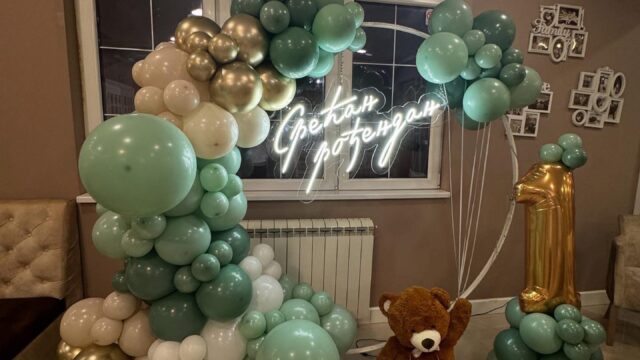 Moderni stalci sa balonima za tematske žurke u Beogradu