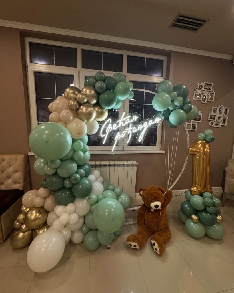 Moderni stalci sa balonima za tematske žurke u Beogradu