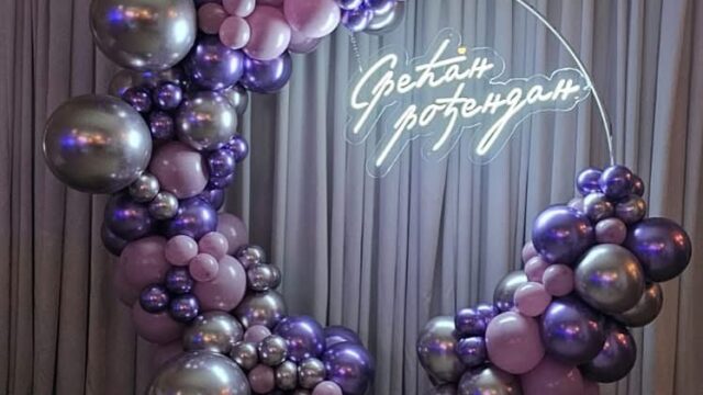Elegantna dekoracija balonima za venčanje i mladenački sto