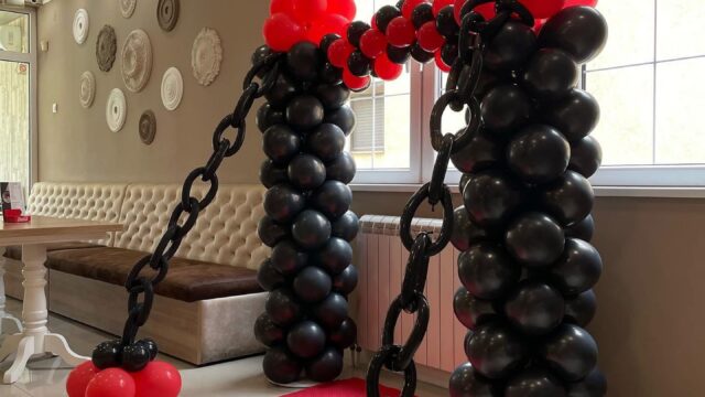 Organski luk od balona za proslavu prvog rođendana