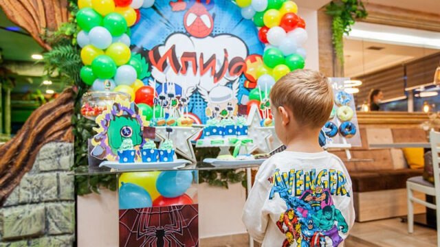 Detaljna dekoracija rođendanskog stola sa balonima, centerpiece-ima i tematskim ukrasima – profesionalno fotografisanje proslave