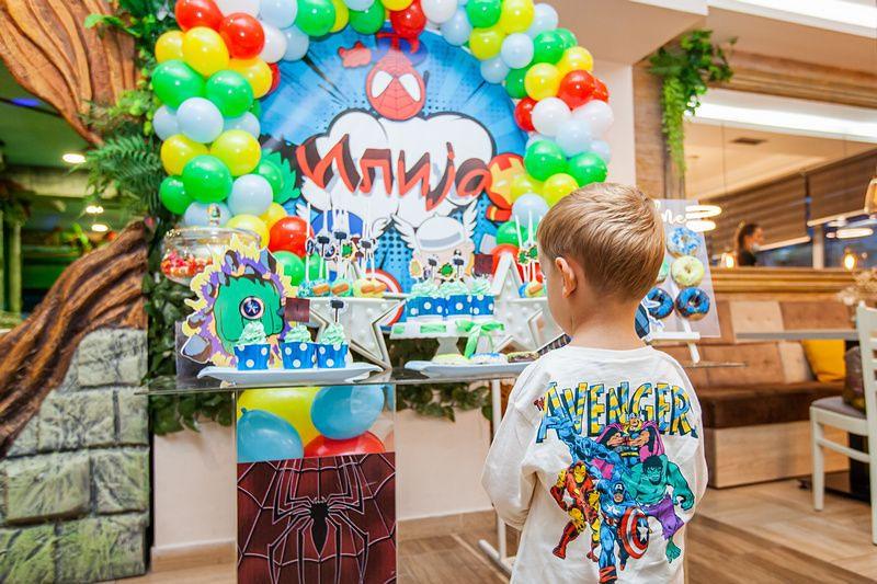 Detaljna dekoracija rođendanskog stola sa balonima, centerpiece-ima i tematskim ukrasima – profesionalno fotografisanje proslave