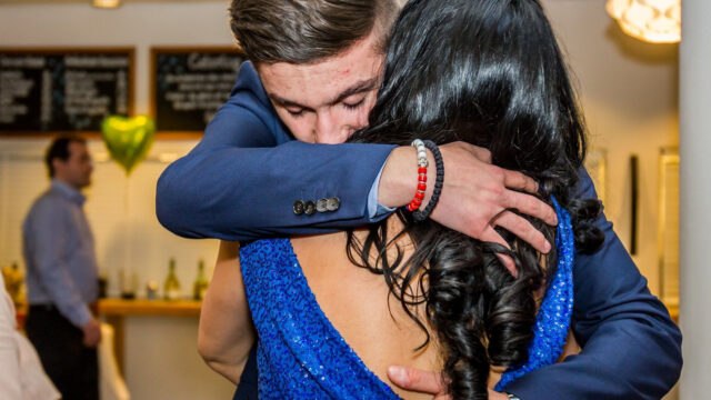 ekipa-na-punoletstvu-fotografisanje-gostiju-u-restoranu