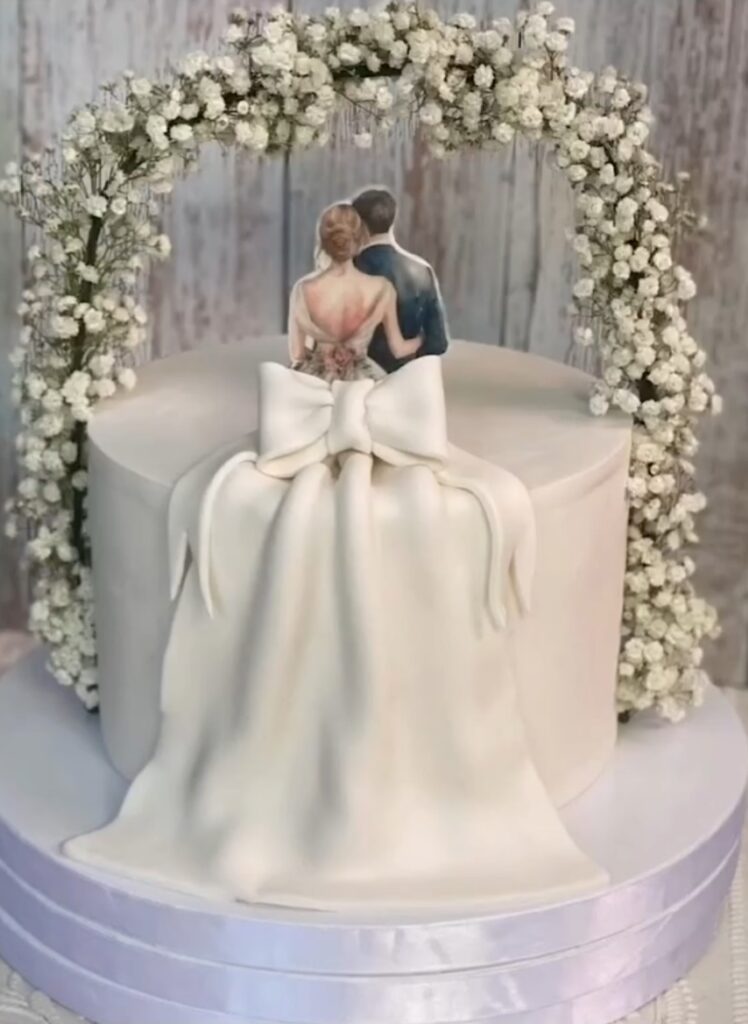 mladenačka torta sa figurama mladenaca