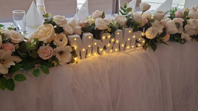 Dekoracija mladenačkog stola