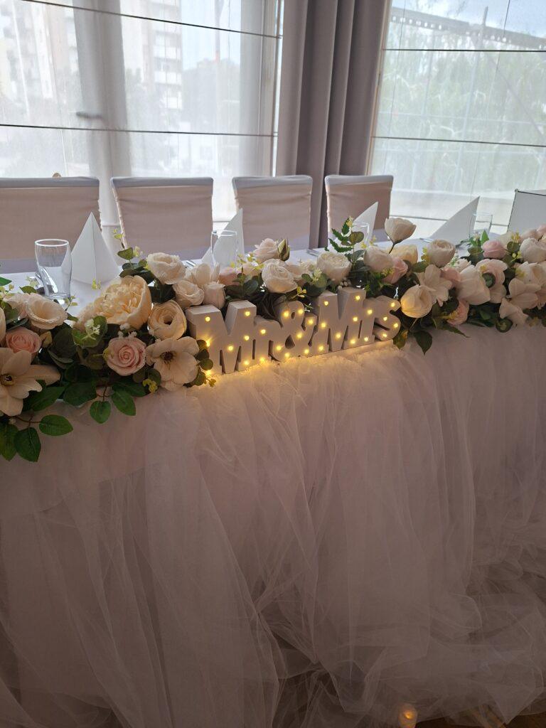 Dekoracija mladenačkog stola