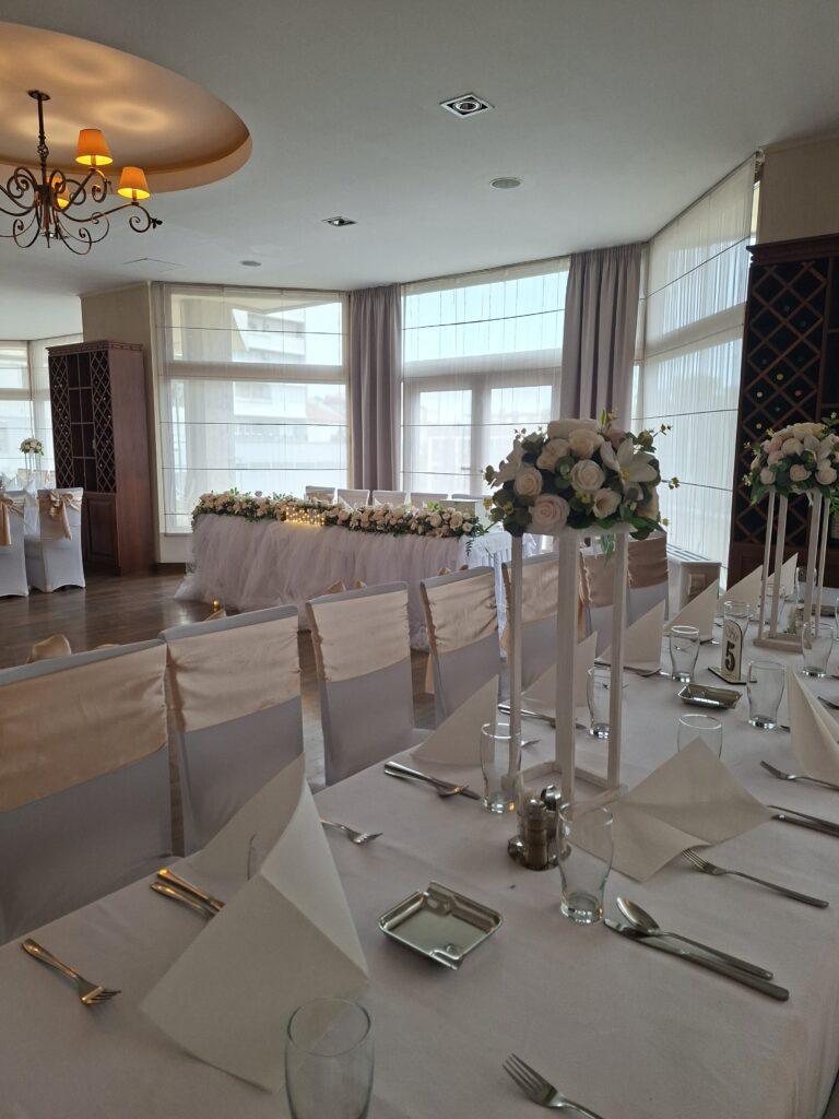 Dekoracija stolova za goste