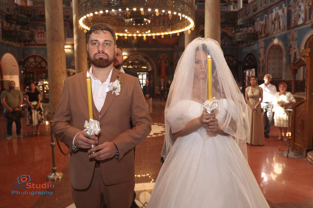 Mladenci u Crkvi na venčanju