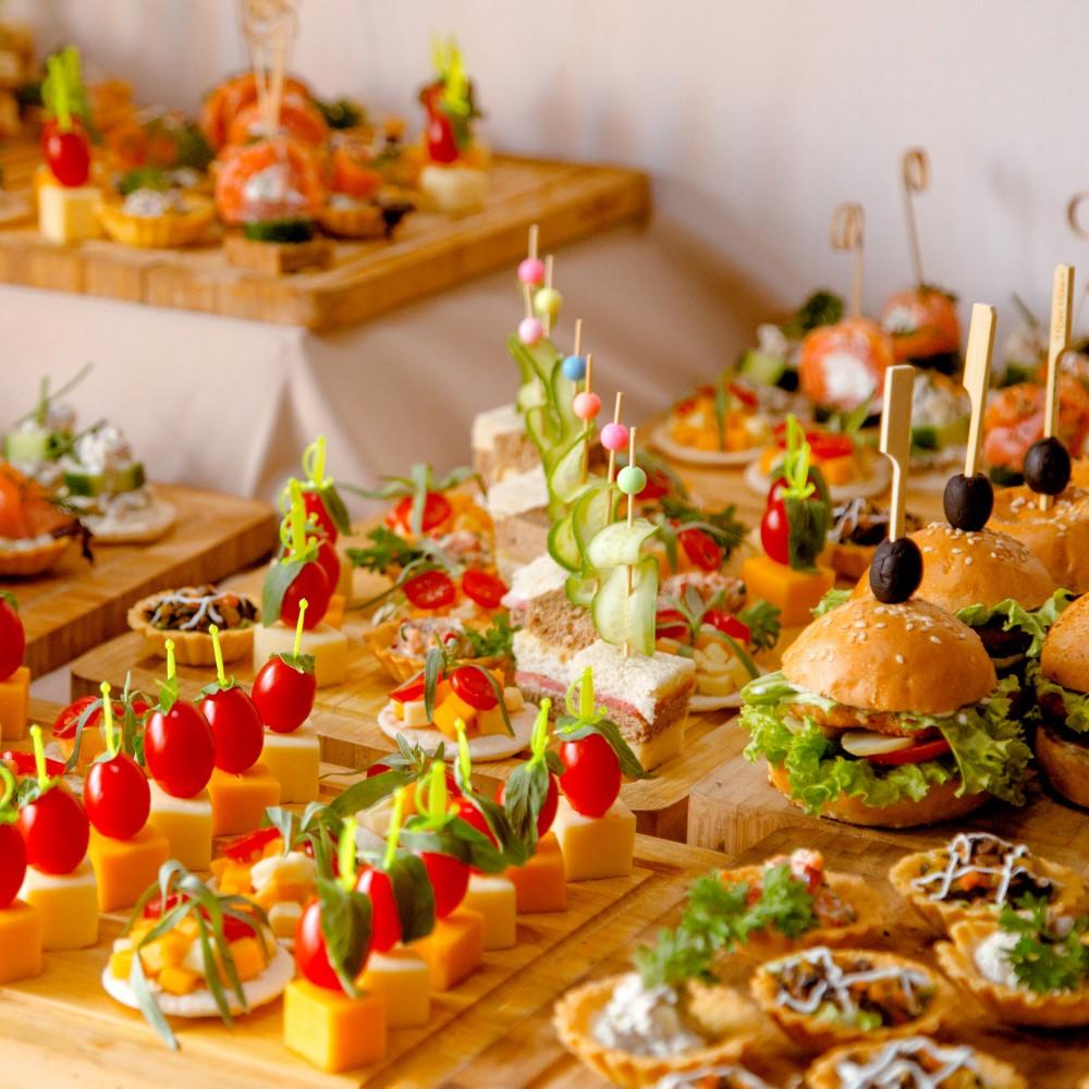 Ketering za svaku priliku – Kako izabrati najbolju uslugu za vaše slavlje?