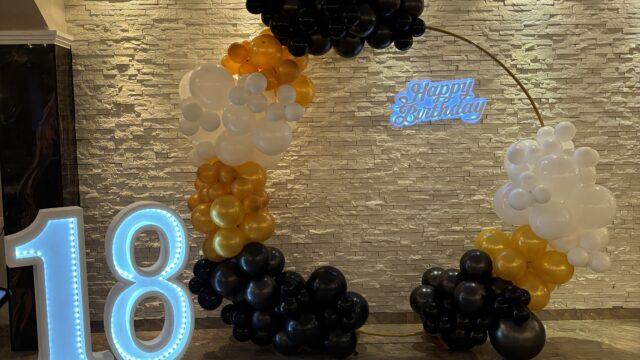 Dekoracija za rođendan sa balonima i prirodnim pampasom u Novom Sadu