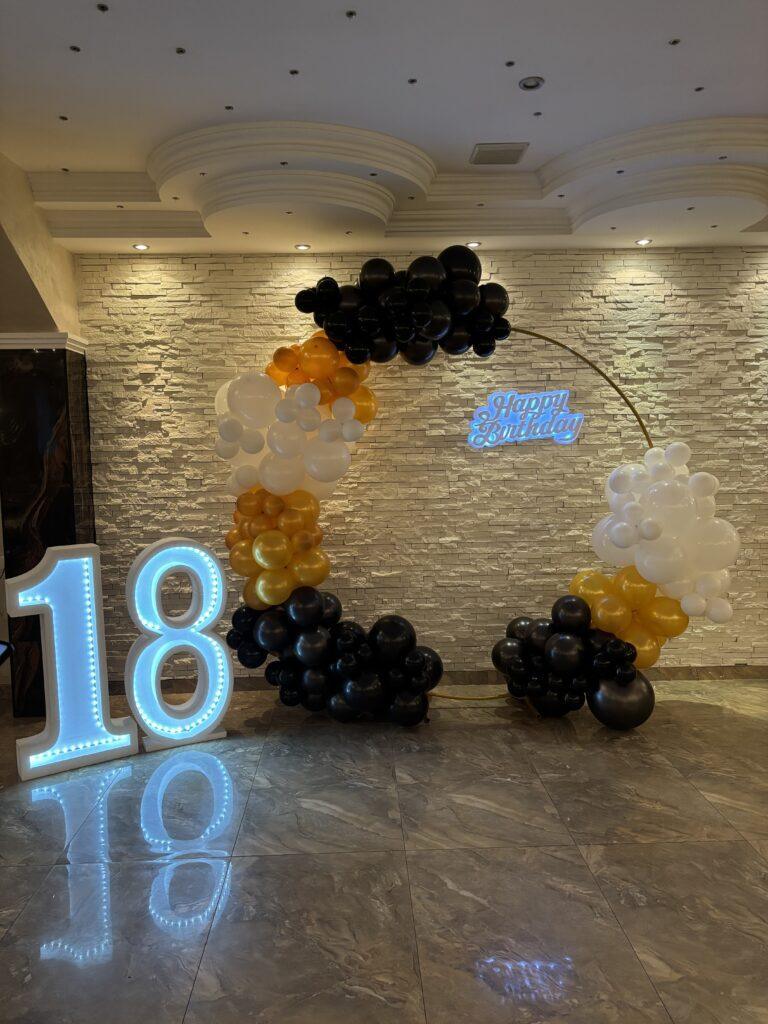 Dekoracija za rođendan sa balonima i prirodnim pampasom u Novom Sadu