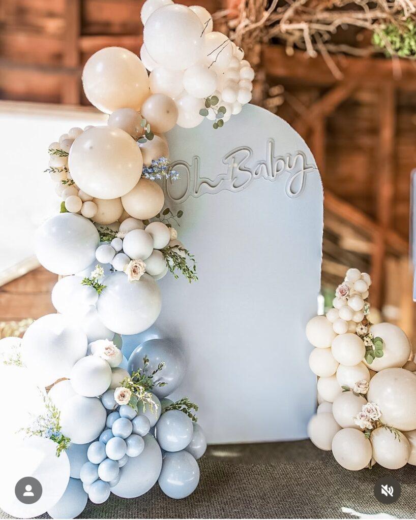 Kompletno uređenje restorana za rođendan - Shimmer zid i lukovi od balona