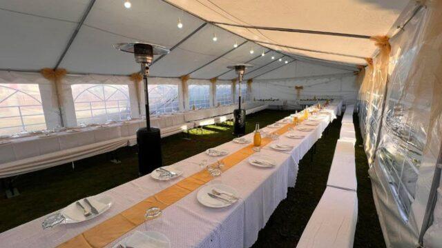 beli šator za venčanja i krštenja na otvorenom