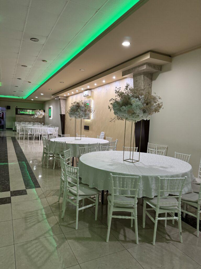 dekoracija stola za goste od prirodnog cveća Beograd